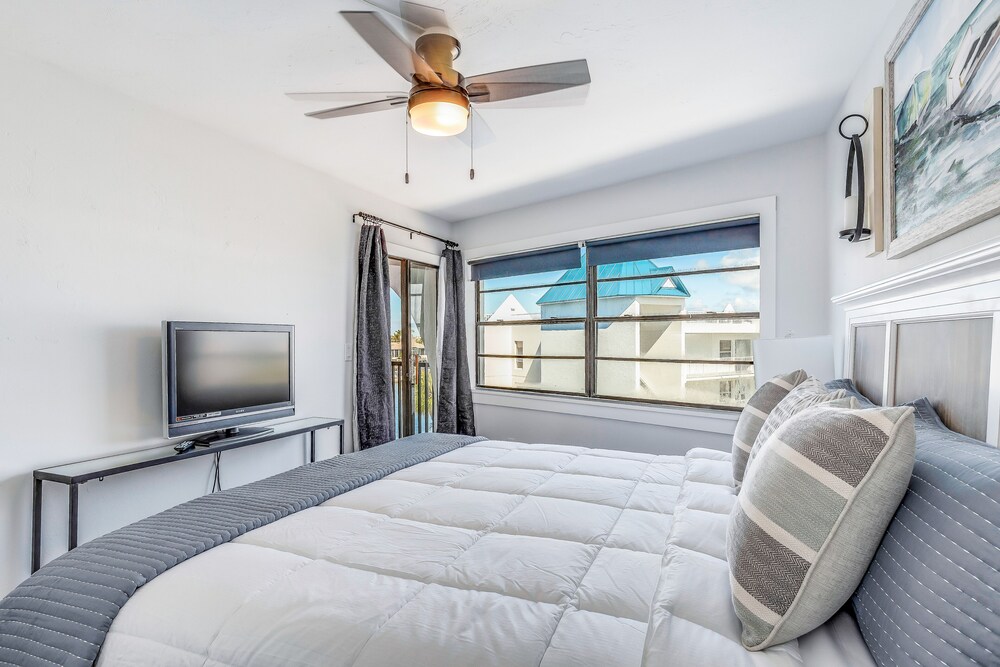 Updated 5thfloor condo in waterfront building with two pools & hot tubs Marco Island Vrbo