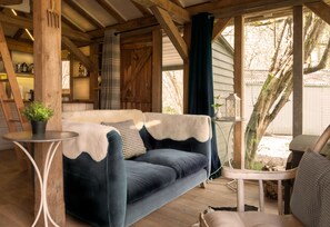 TV, DVD player, books - Cabin in the woods with hot tub | Perfect for two (The Haven)