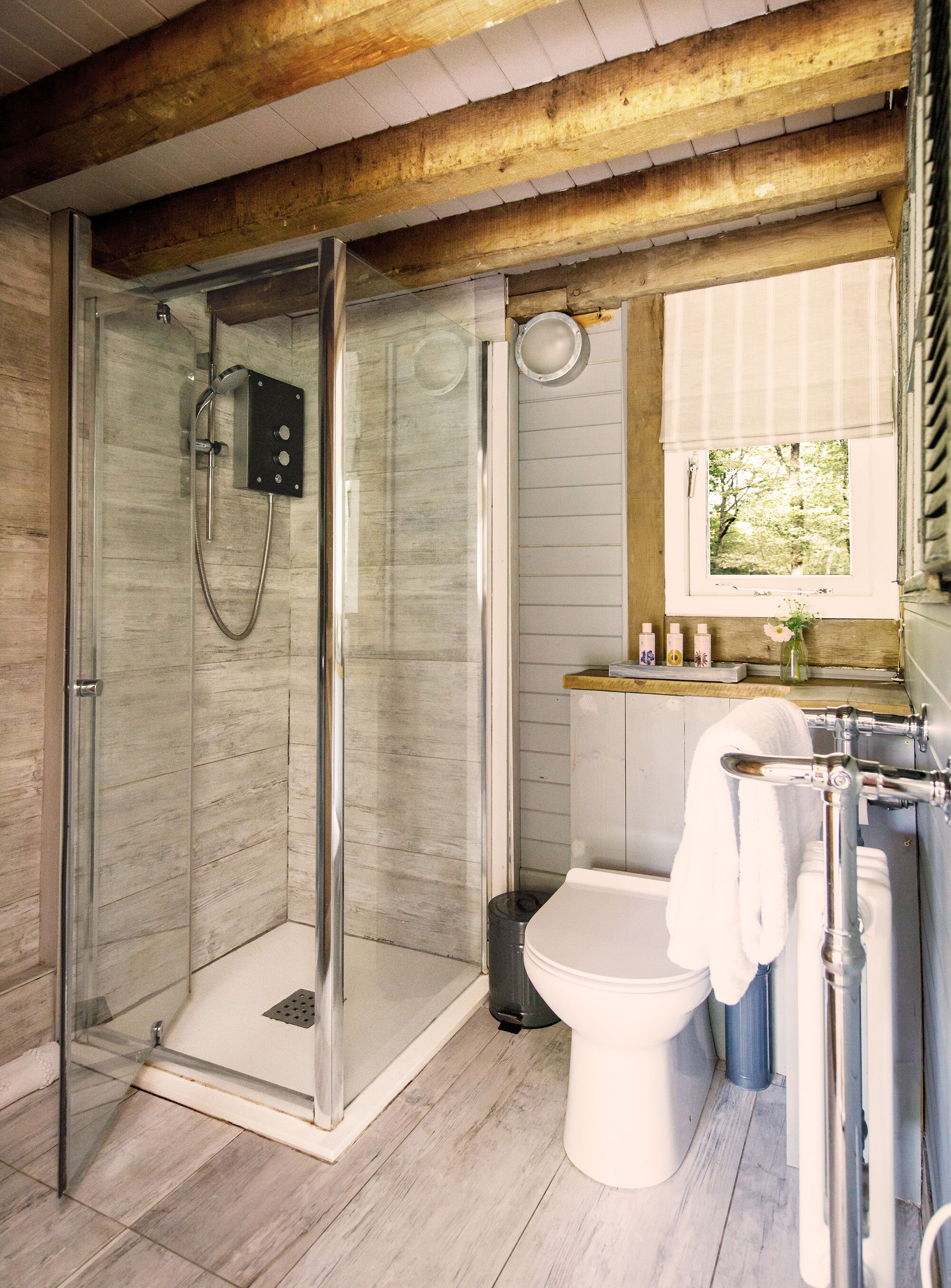 Towels, soap, shampoo, toilet paper