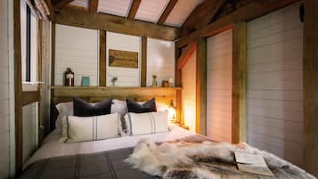 1 bedroom, desk, WiFi, bed sheets