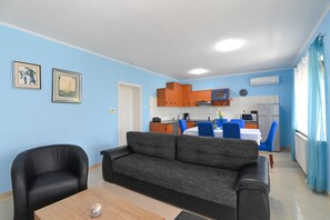 Una Smart TV, un reproductor de DVD, un reproductor estéreo