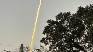 Cielo sereno con una scia di condensazione di un aereo.