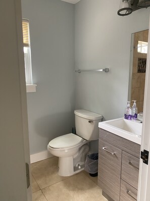 Regadera, toallas, jabón, shampoo 