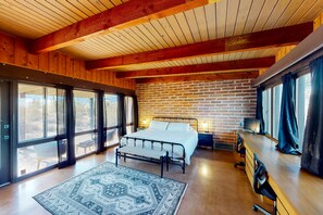 2 bedrooms, WiFi, bed sheets - 8-acre desert retreat with amazing views, private outdoor living, AC & W/D (Tucson)