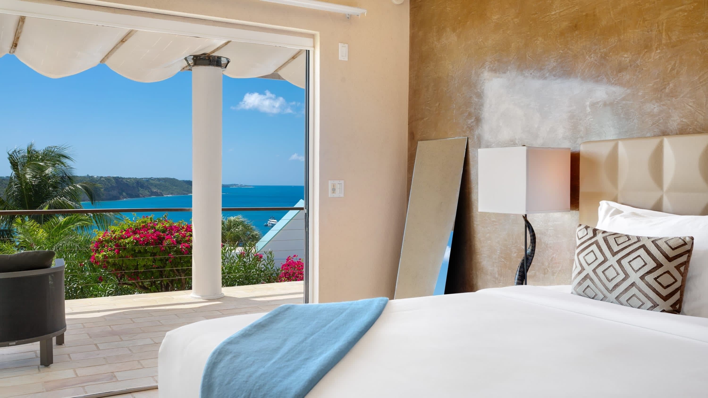 6 soverom, skrivebord, strykejern/-brett og reiseseng for barn