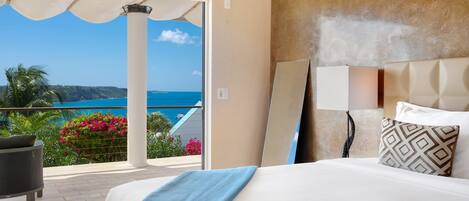 6 soverom, skrivebord, strykejern/-brett og reiseseng for barn