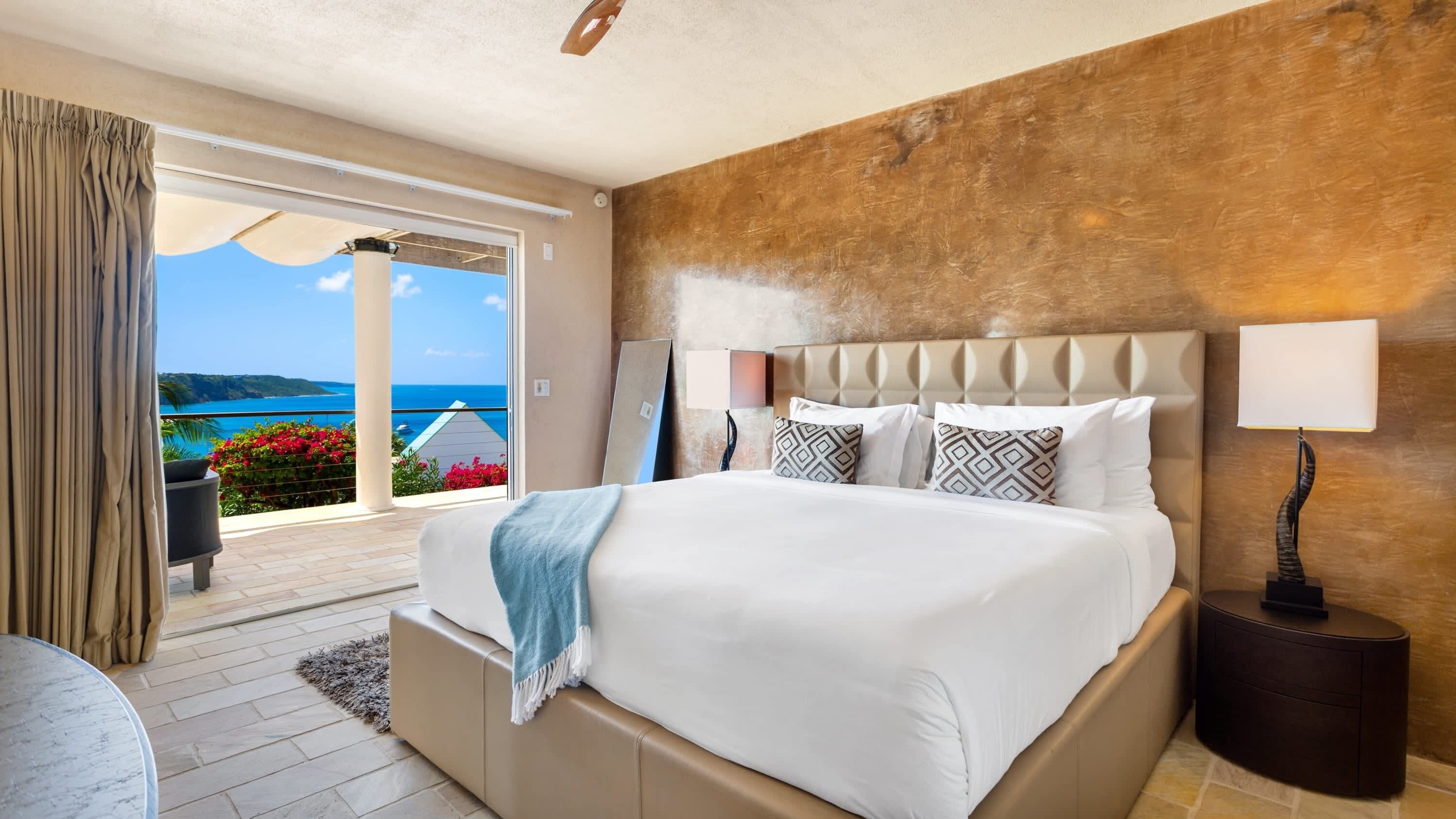 6 bedrooms, desk, iron/ironing board, travel crib