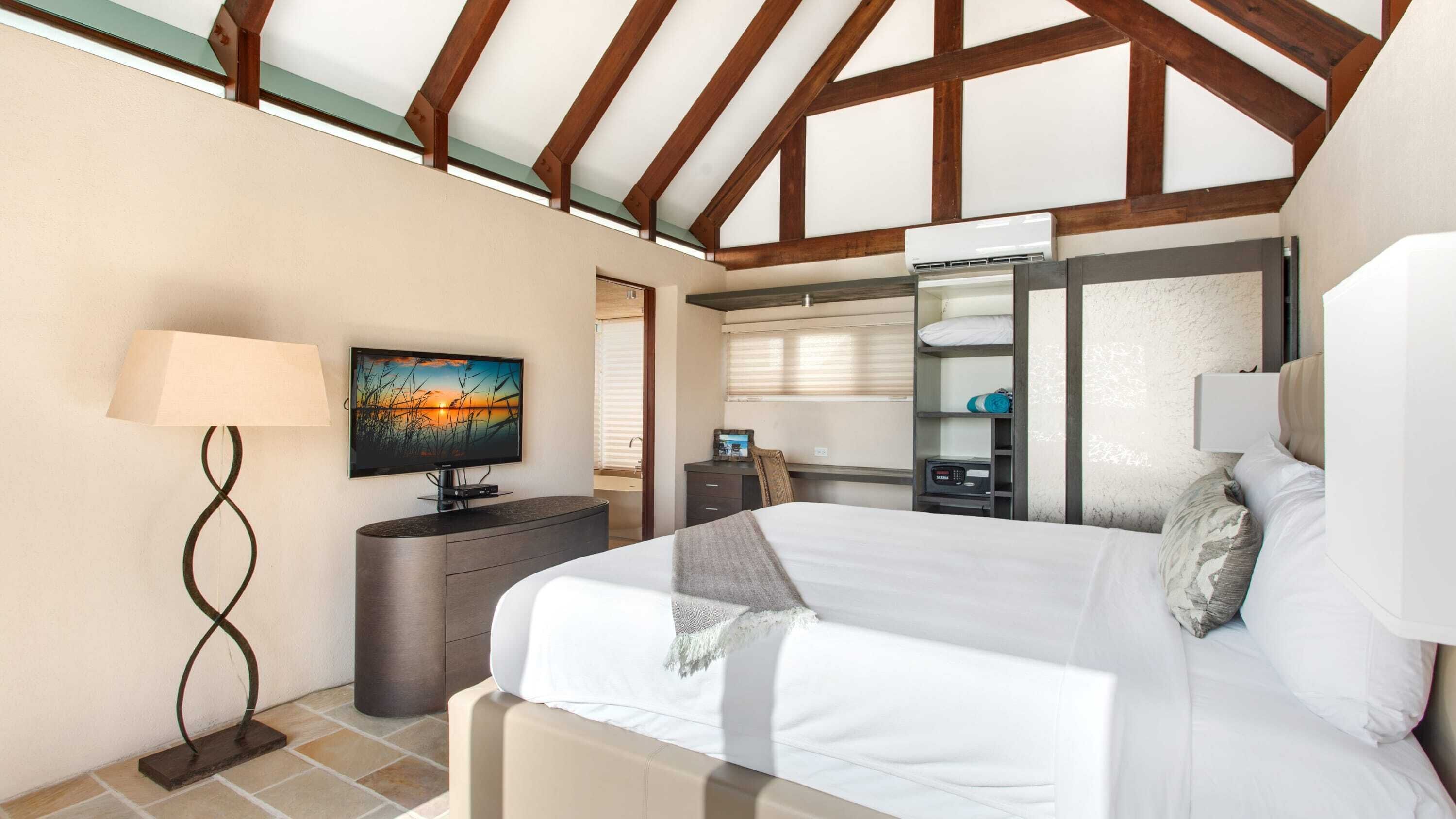 6 slaapkamers, een bureau, een strijkplank/strijkijzer, reisbedje