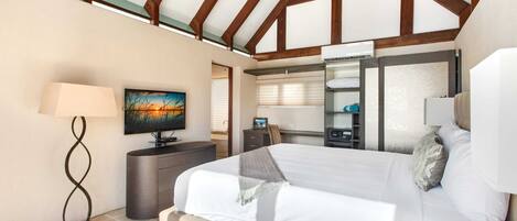 6 soverom, skrivebord, strykejern/-brett og reiseseng for barn