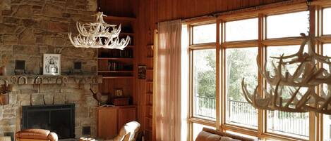 Smart TV, caminetto, tavolo da ping pong, libri