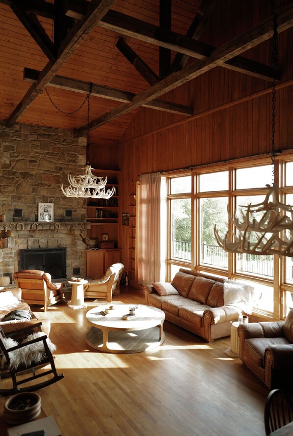 Smart TV, fireplace, ping pong, books