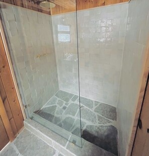 Regadera, toallas, jabón, papel de baño 