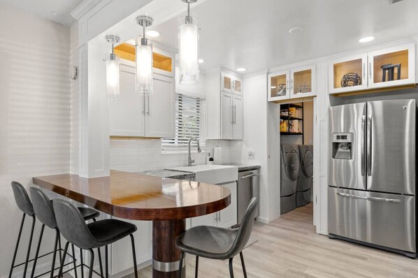 Een koelkast, een microgolfoven, een oven, een kookplaat