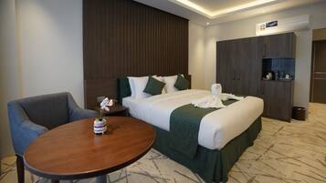 2 bedrooms, Egyptian cotton sheets, premium bedding, Tempur-Pedic beds