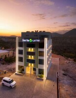 Un edificio moderno con un letrero que dice