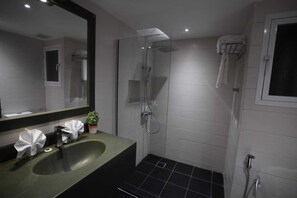 Shower, rainfall showerhead, free toiletries, hair dryer
