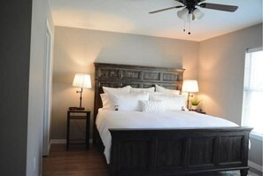 3 habitaciones, tabla de planchar con plancha y cuna de viaje