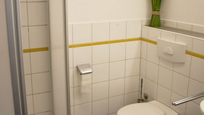 Un baño con ducha, inodoro y lavamanos.