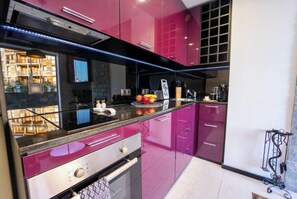 Kühlschrank, Mikrowelle, Ofen, Kochgeschirr/Geschirr/Besteck