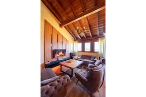 Smart-TV, Kamin, Bücher