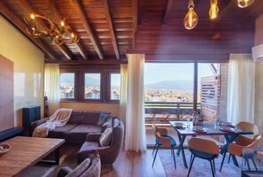 Smart TV, chimenea y libros 