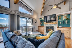 テレビ、暖炉、ステレオ