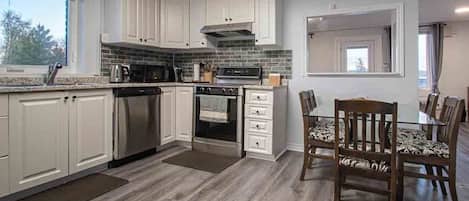 Réfrigérateur, four à micro-ondes, un four, surface de cuisson