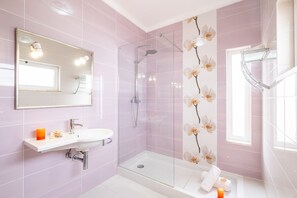 Baignoire, sèche-cheveux, serviettes fournies