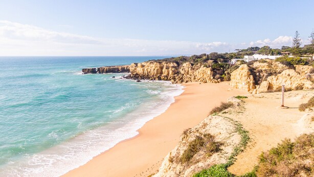 A coastal landscape with a sandy beach, rocky cliffs, and a clear blue sky. - Villa w/ Heatable Pool and BBQ in Galé (Albufeira)