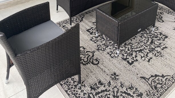 A patio area with wicker furniture and a patterned rug. - 2BR/2BA Patio Villa in the Village of DeLuna (The Villages)