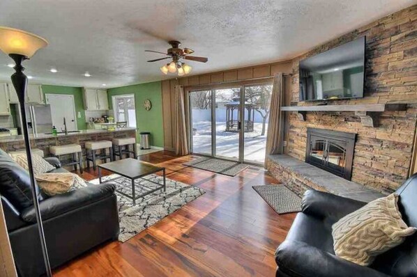 Smart-tv, een open haard en een tafeltennistafel