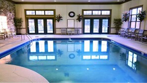 Una piscina cubierta, una piscina al aire libre