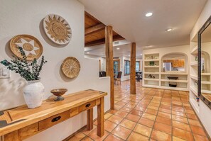 Interior - Scottsdale perfect Getaway & private Heated Pool! (Scottsdale)