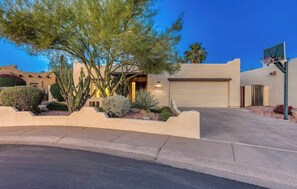 Property grounds - Scottsdale perfect Getaway & private Heated Pool! (Scottsdale)