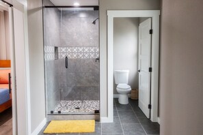 浴缸、吹风机、毛巾