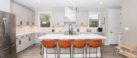 Een koelkast, een microgolfoven, een oven, een kookplaat