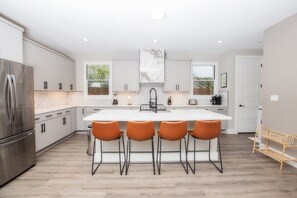 冰箱、微波炉、烤箱、炉灶