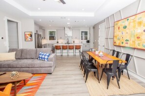 电视、书、办公室