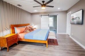 3 多间卧室、高档床上用品、办公桌、熨斗/熨衣板