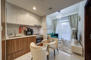 فرن، موقد طهي مسطح، غسالة أطباق، ماكينة لصنع القهوة/الشاي