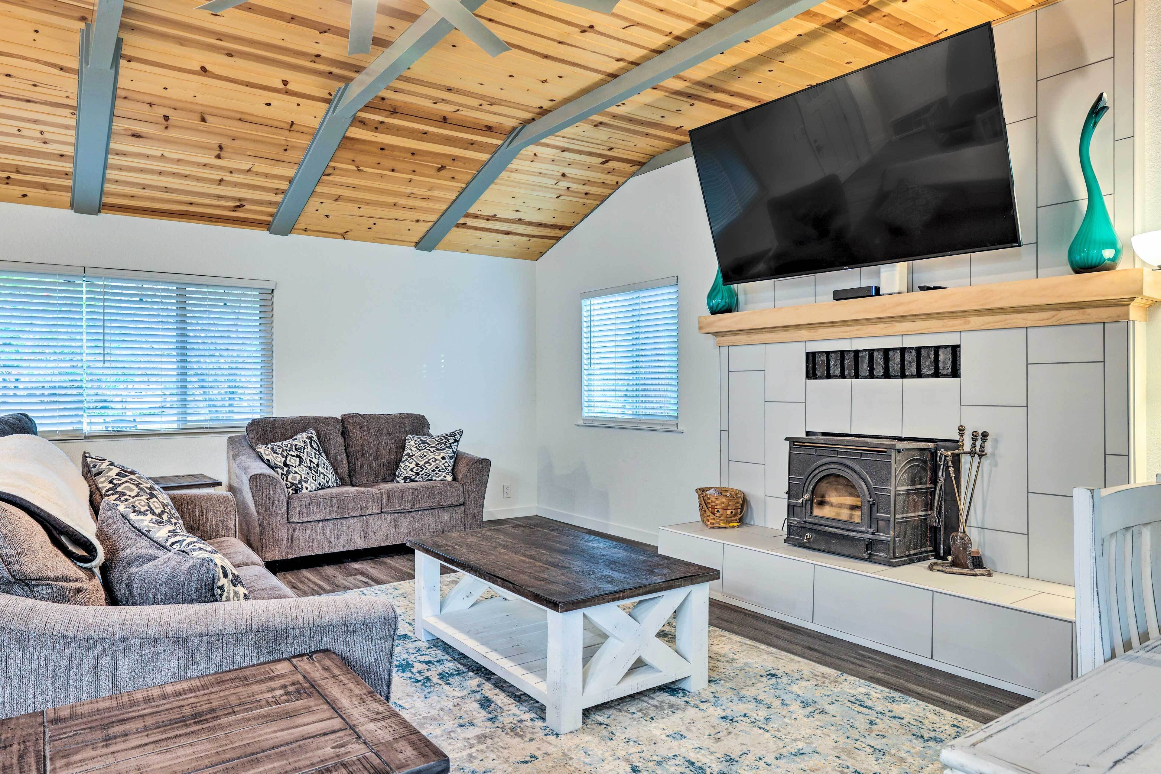 Idyllic Cabin w/ Fire Pit, 1 Mi to Mi-Wuk Village!