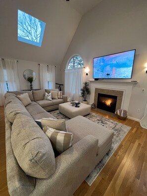 Smart TV, chimenea y videojuegos 