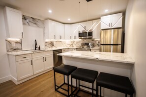 Een koelkast, een microgolfoven, een oven, een kookplaat