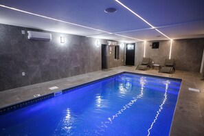 Een binnenzwembad, een verwarmd zwembad