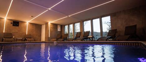 Una piscina techada, una piscina climatizada