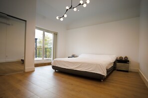 4 slaapkamers, een bureau, een strijkplank/strijkijzer, reisbedje
