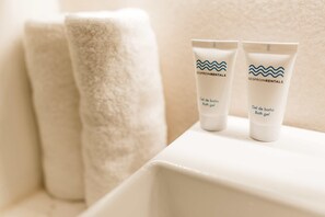 Douche, séchoir à cheveux, serviettes fournies, shampooing