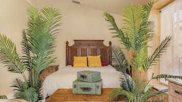 6 bedrooms, desk, iron/ironing board, travel cot