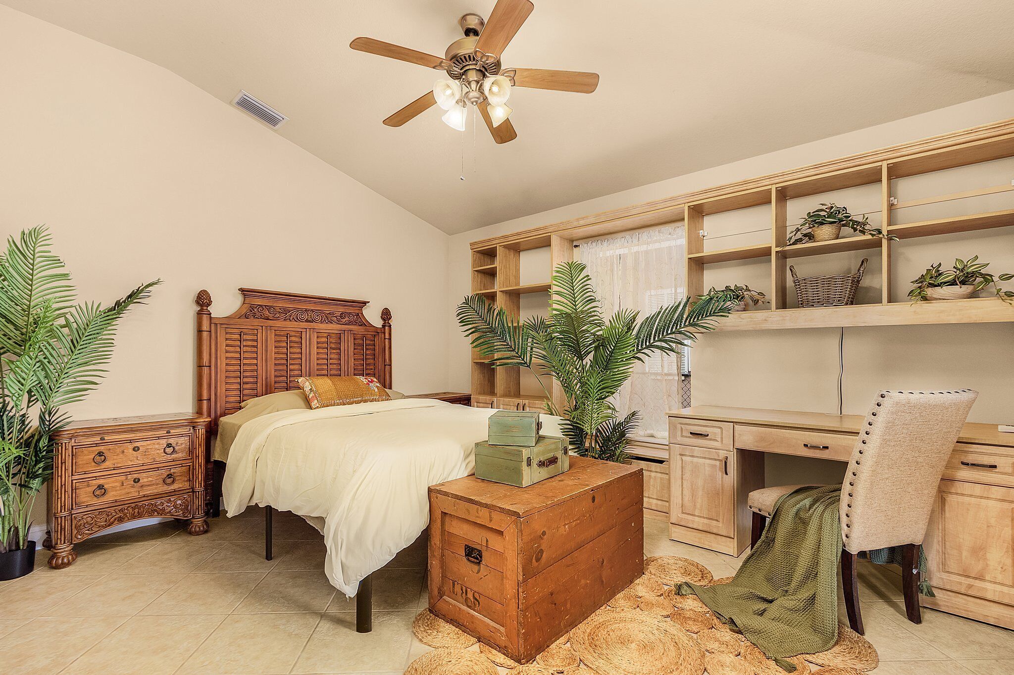 6 slaapkamers, een bureau, een strijkplank/strijkijzer, reisbedje