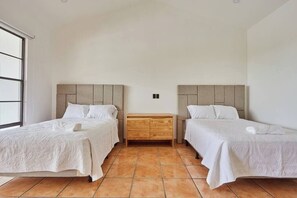 4 chambres, bureau, fer et planche à repasser, lit parapluie